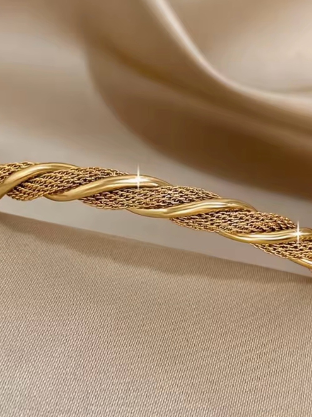Bracelet. Stainless Steel Open Design, High-end Feel, 18k Gold-plated Bangle. - Picture 5 of 6